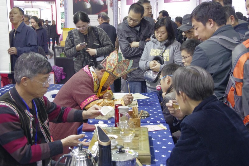 品普洱茶，看东巴画