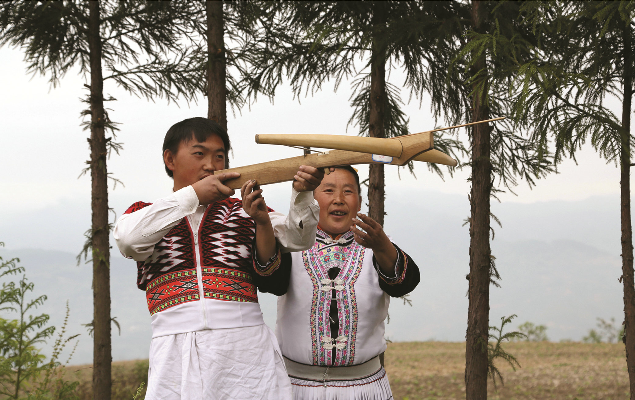 大关天星汤家坪射弩高手韩成碧照指导培训射弩（周元江 摄）