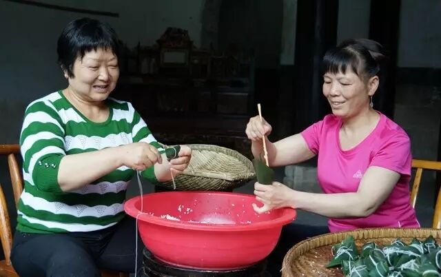 玉粽袭香千舸竞 艾叶黄酒可驱邪——概说端午习俗